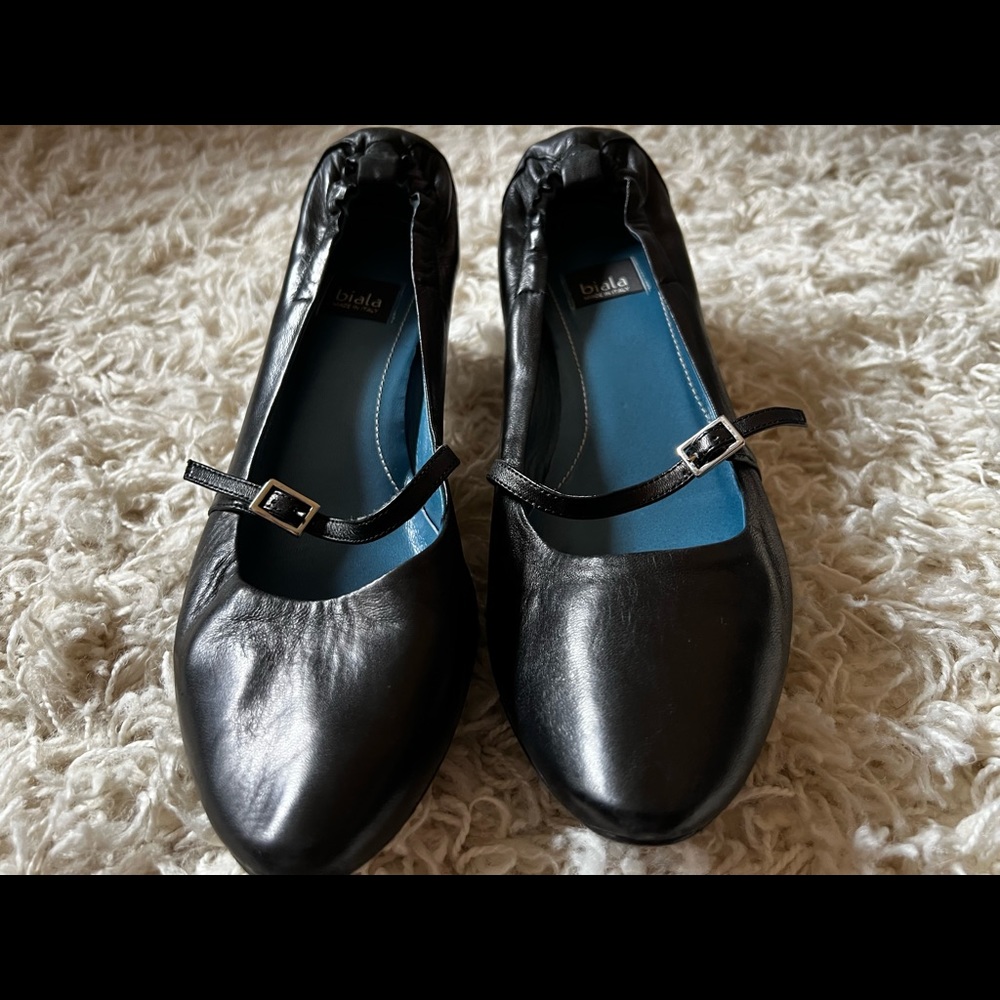 Close-toed Black Heels - Picture 2 of 5